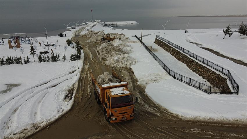 Suyu çekilen Beyşehir Gölü'ne kamyonlarla kar dökülüyor