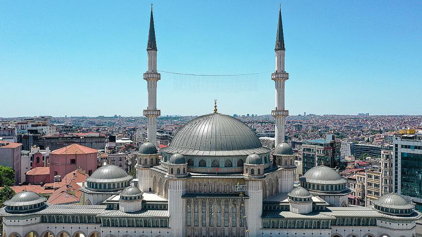 Taksim'e yapılan cami kılınan cuma namazıyla ibadete açıldı