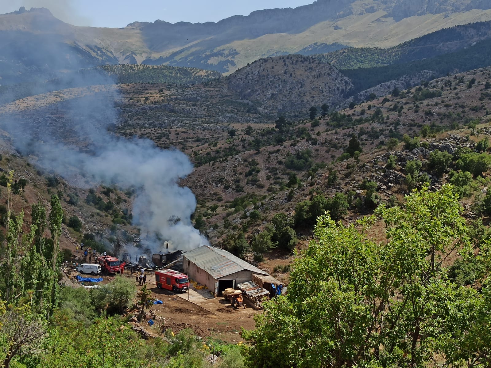 Taraşçı'da  Besi Damında çıkan Yangında   1 kişi ağır yaralandı