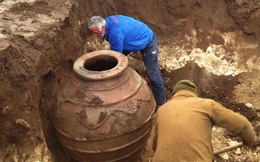 Tarla sürerken tarihi küp buldu