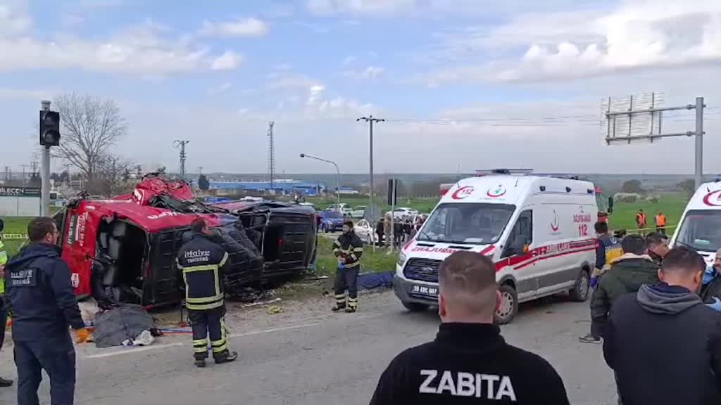 TEKİRDAĞ -Tır, yolcu minibüsüne çarptı: 5 kişi öldü, 10 kişi yaralandı