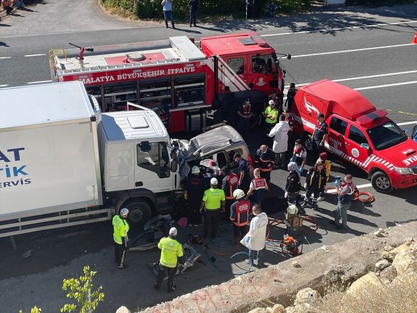 Malatya'da TIR ile hafif ticari araç kafa kafaya çarpıştı: 6 ölü