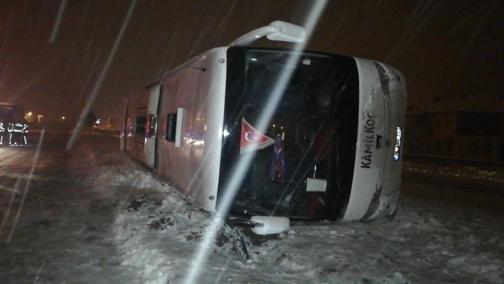 TOKAT Konya'ya  gelen   Yolcu otobüsü devrildi, 23 kişi yaralandı