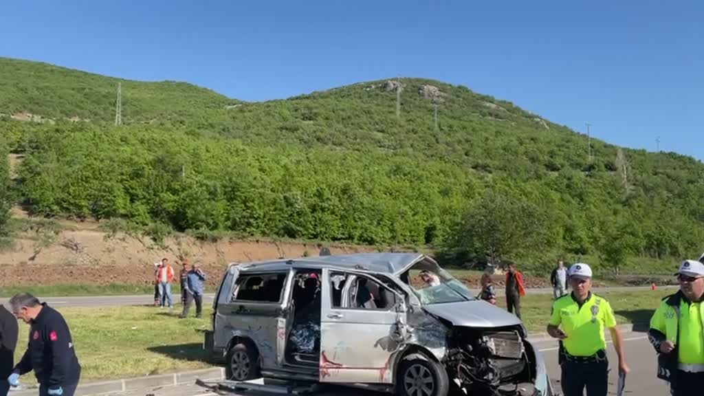 Tokat'ta minibüs ile otomobilin çarpışması sonucu 2 kişi öldü, 12 kişi yaralandı