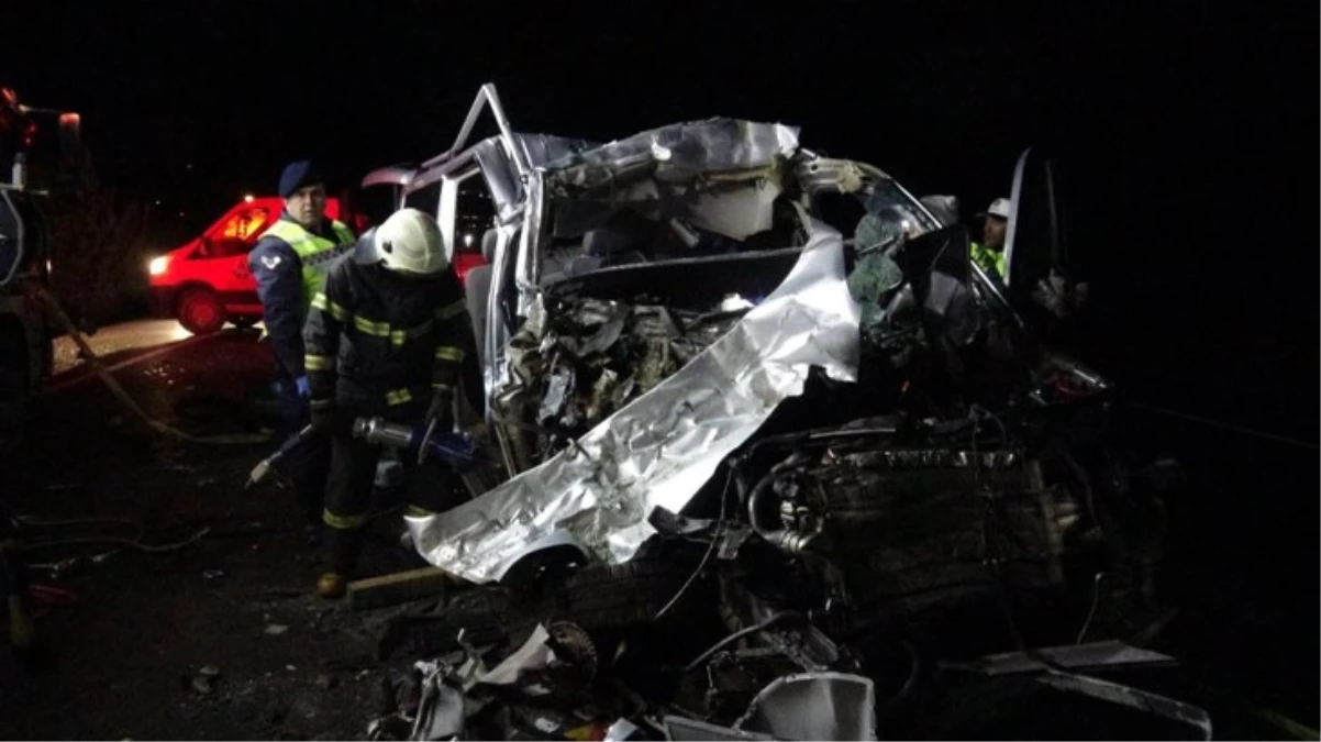 Tokat'ta seyir halindeki minibüs kamyona arkadan çarptı! 5 kişi hayatını kaybetti