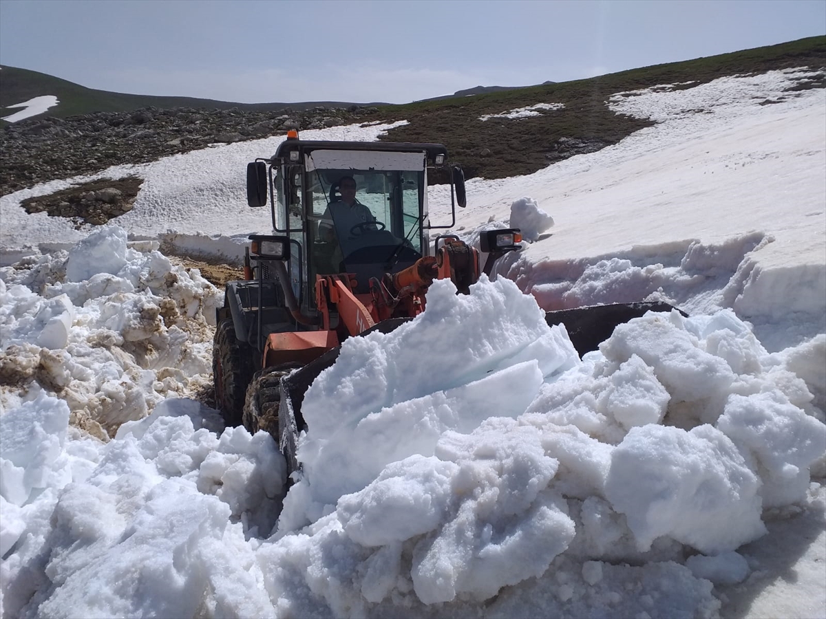 Toroslarda  Mayıs ortasında 3 metre karla mücadele