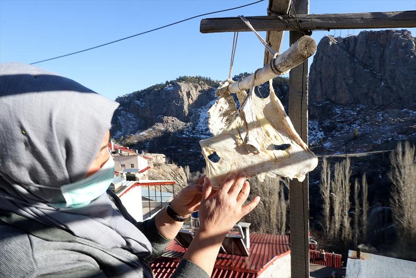 Toroslarda yüzyıllardır aynı yöntemle kurutulan etler, kışın sofraları süslüyor