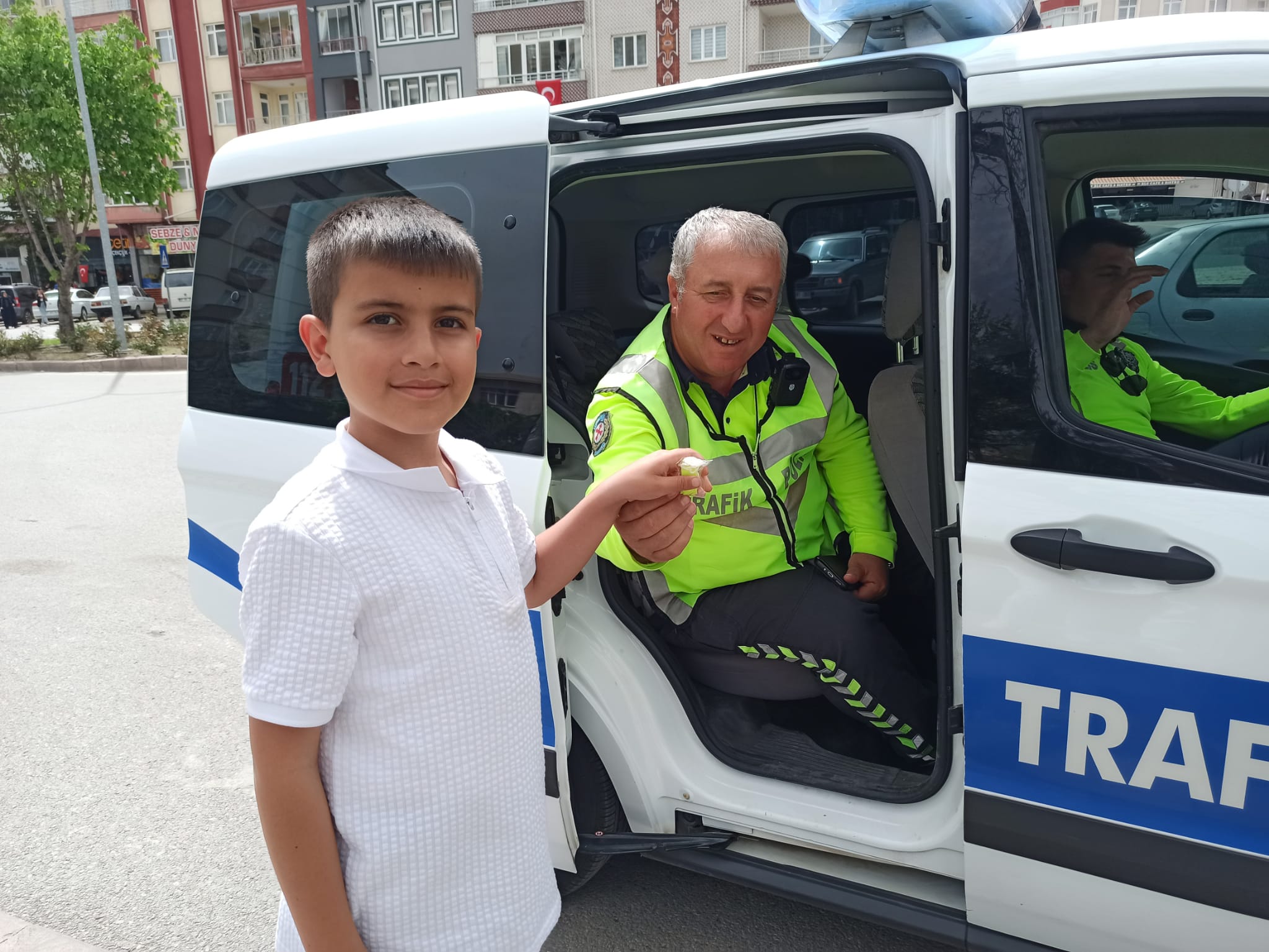 TRAFİK POLİSLERİ ÇOCUKLARA " DÜDÜK" VERDİ