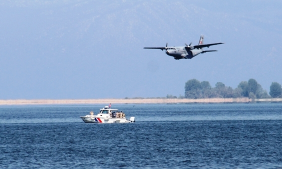 TSK'dan Beyşehir Gölü'nde bot ve paraşütçü atma tatbikatı