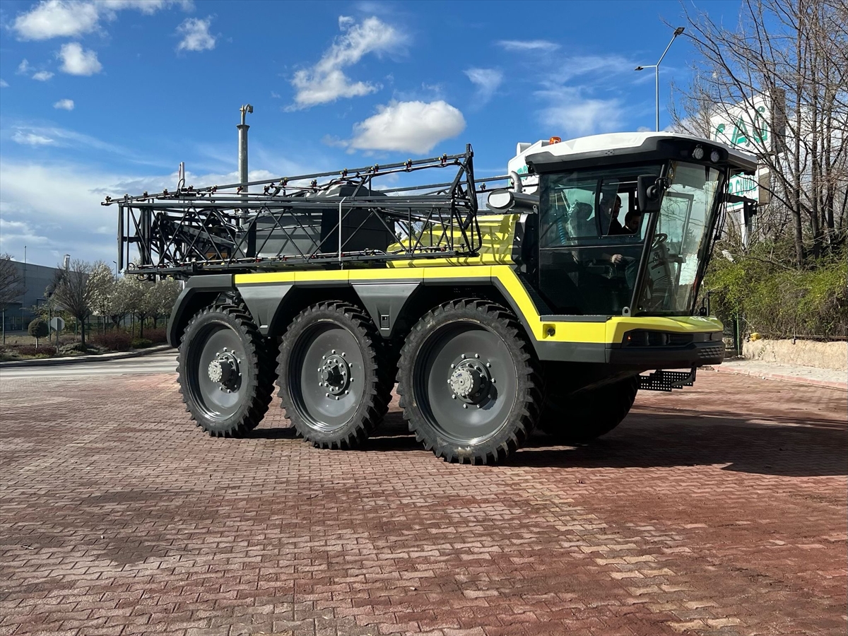 Türk mühendislerce üretilen "kendi yürür ilaçlama makinesi" tarım fuarının gözdesi oldu