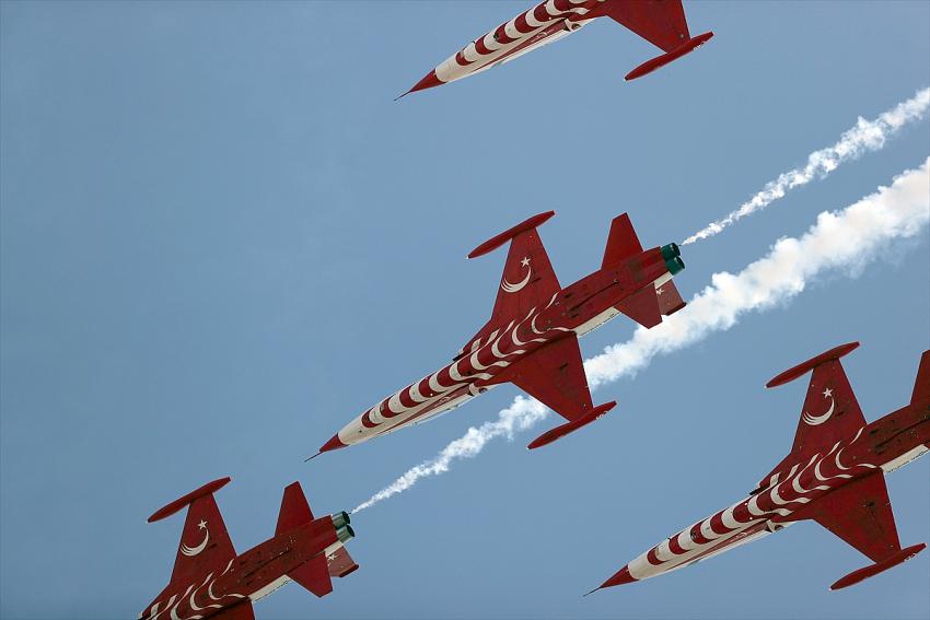 "Türk Yıldızları" Konya semalarında selamlama uçuşu yaptı