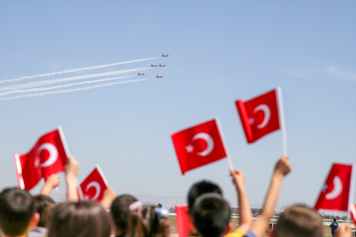 Türk Yıldızları'nın kahraman pilotları, çocuklara 23 Nisan coşkusu yaşattı