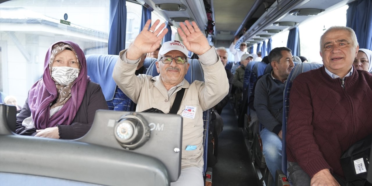 Türkiye’den ilk hac kafilesi dualarla uğurlandı