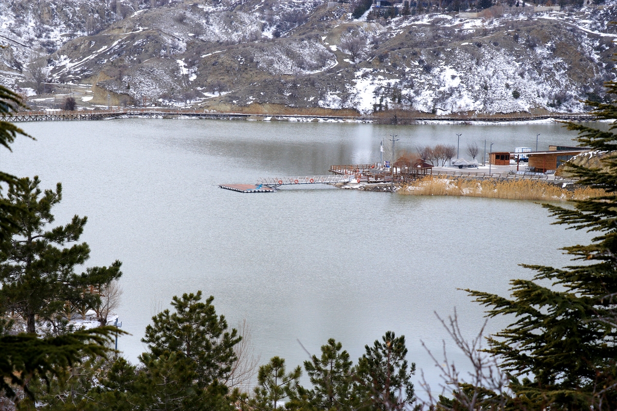 Türkiye'nin en az yağış alan bölgelerinden Konya Ovası'nda kar bereketi yaşanıyor