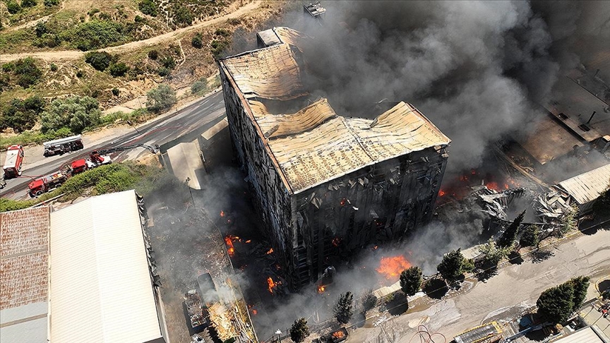 Tuzla'da fabrikada çıkan yangına itfaiye müdahale ediyor