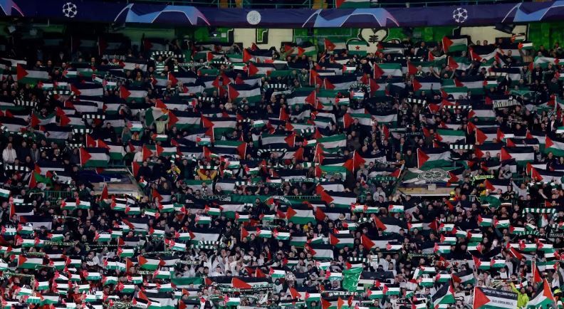 UEFA Şampiyonlar Ligi maçının sonunda Celtic taraftarı Filistin bayrakları açtı