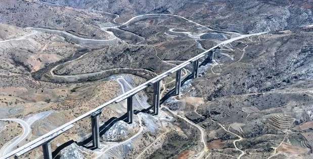 Ulaştırma ve Altyapı Bakanı Adil Karaismailoğlu ;Eğiste Hadimi Viyadüğünün %95  bitti.