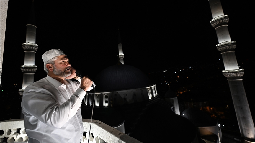 Ülke genelindeki camilerde sela okundu