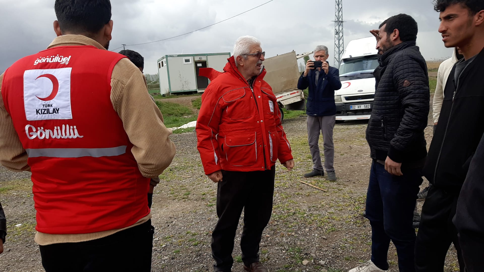 URFA'LI TARIM İŞÇİLERİNİN YARDIMINA KIZILAY ŞUBE YETİŞTİ