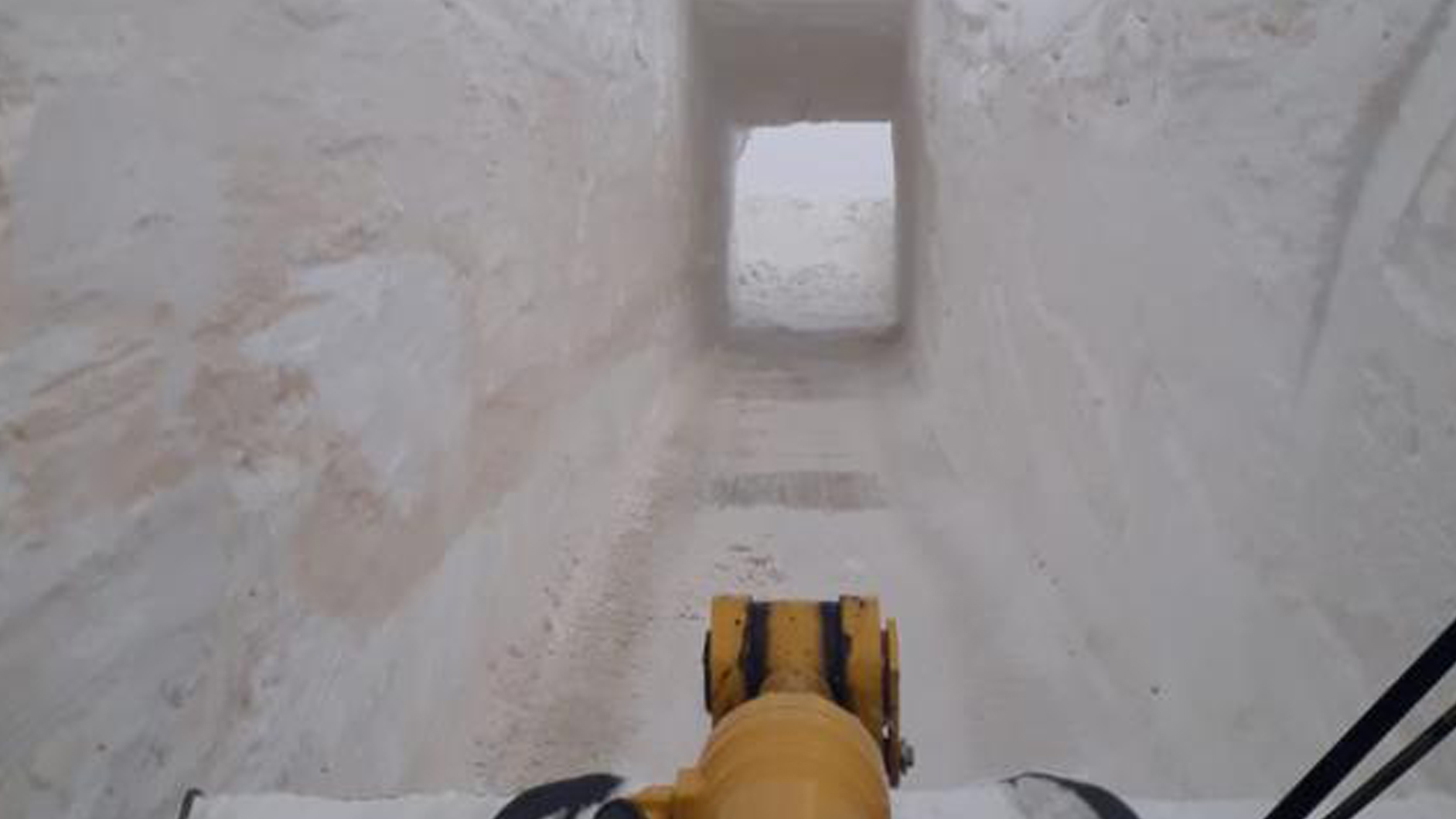 Üs bölgesinin yolu kardan tünel oluşturularak açıldı