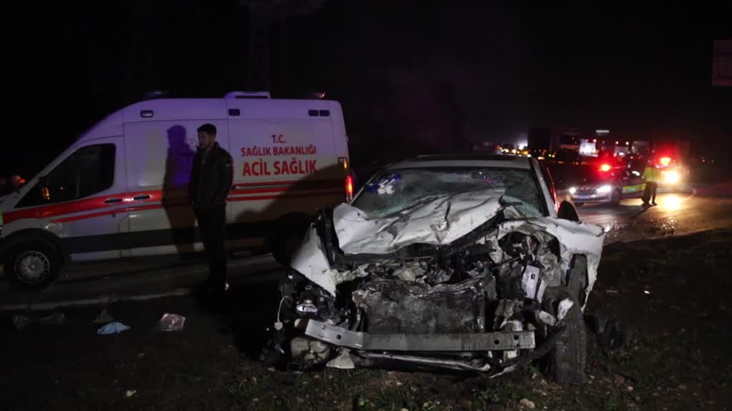 UŞAK - İşçi servisiyle otomobilin çarpıştığı kazada 28 kişi yaralandı