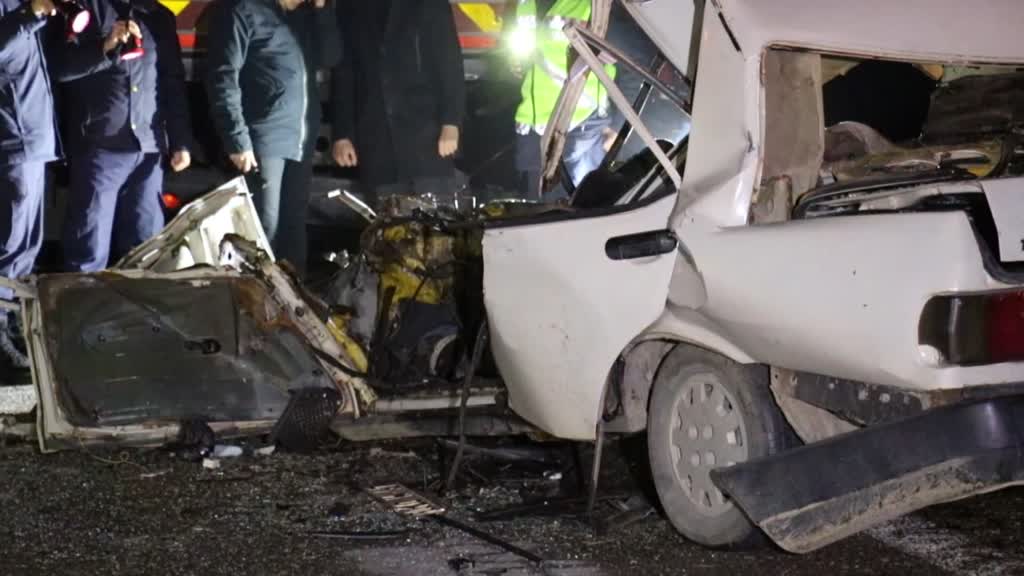 UŞAK - Otomobilin park halindeki kamyonete çarpması sonucu 2 kişi öldü