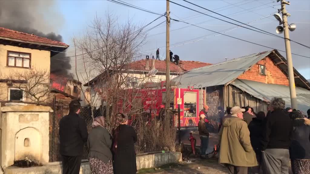 Uşak'ta çıkan yangında 6 ev yandı