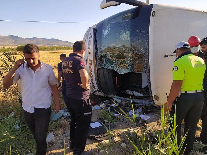 Uşak'ta yolcu otobüsü şarampole devrildi 30 YARALI