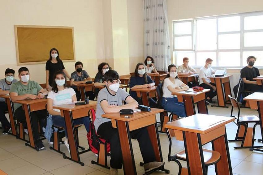 Vaka sayıları patladı, okulları açılacak mı? Uzmanlardan yüz yüze eğitim açıklaması