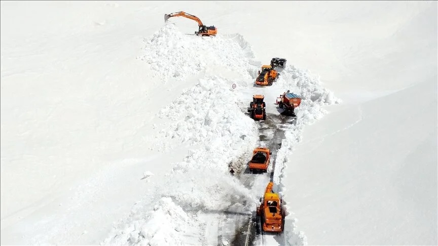 Van'da Metrelerce karın biriktiği zirvedeki yolu açmak için mücadele ediyorlar