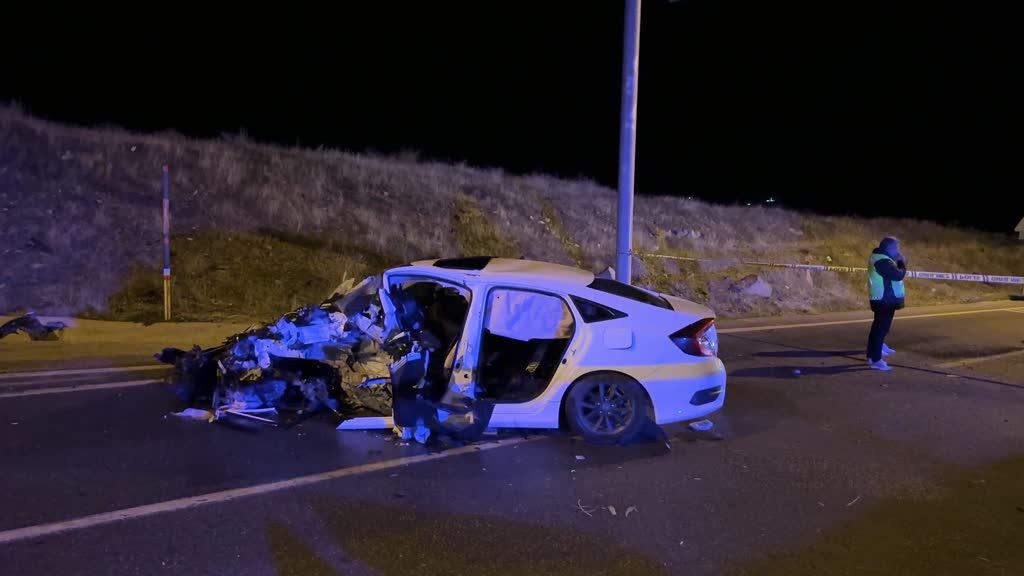 VAN - Otomobilin direğe çarptığı kazada 3 kişi öldü, 2 kişi yaralandı