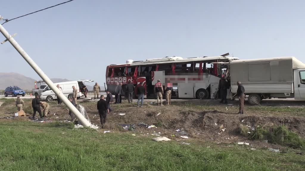 VAN - Yolcu otobüsünün devrildiği kazada 28 kişi yaralandı