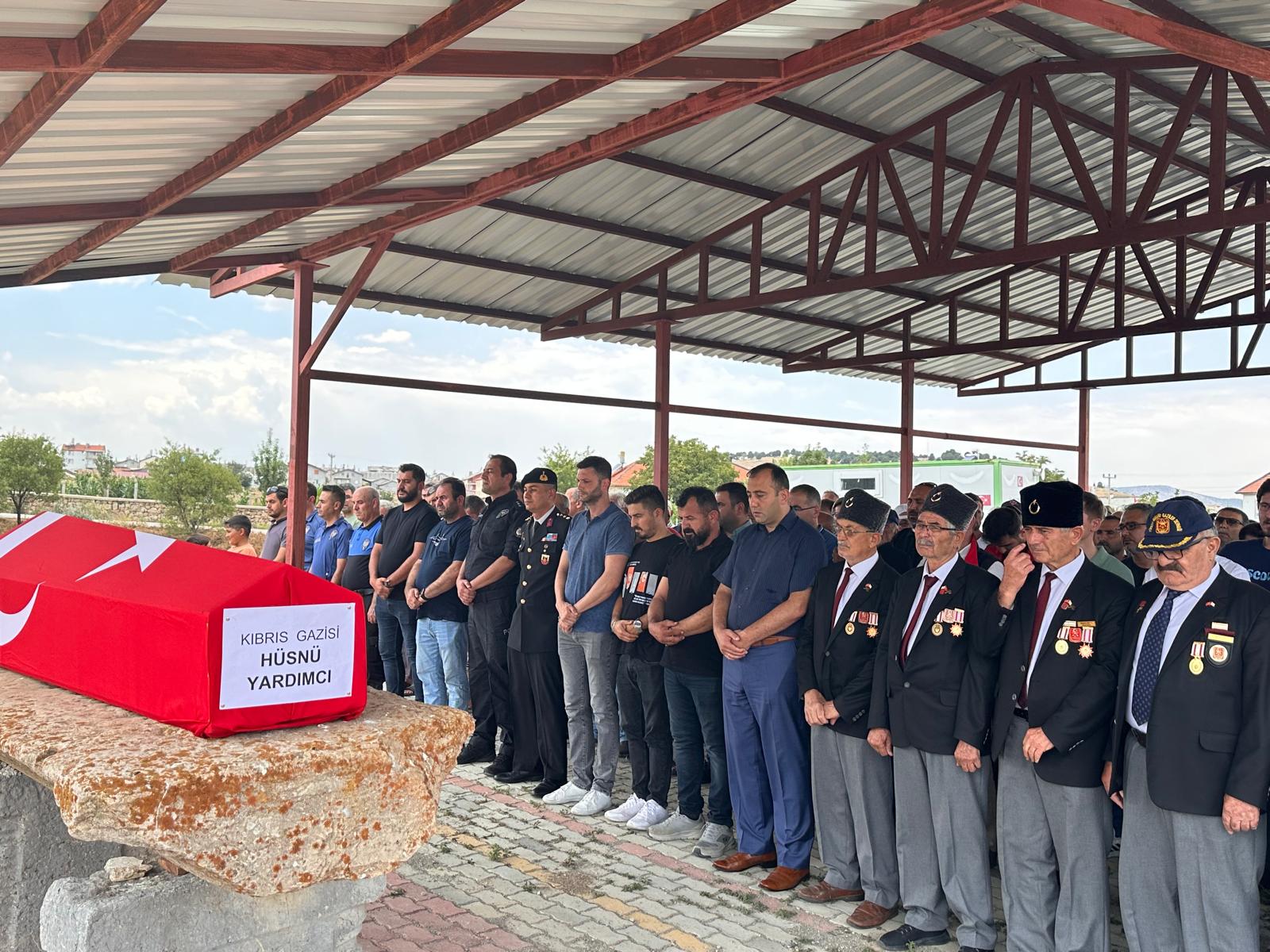 VEFAT EDEN KIBRIS  GAZİSİ HÜSNÜ YARDIMCI SON YOLCULUĞUNA UGURLANDI.