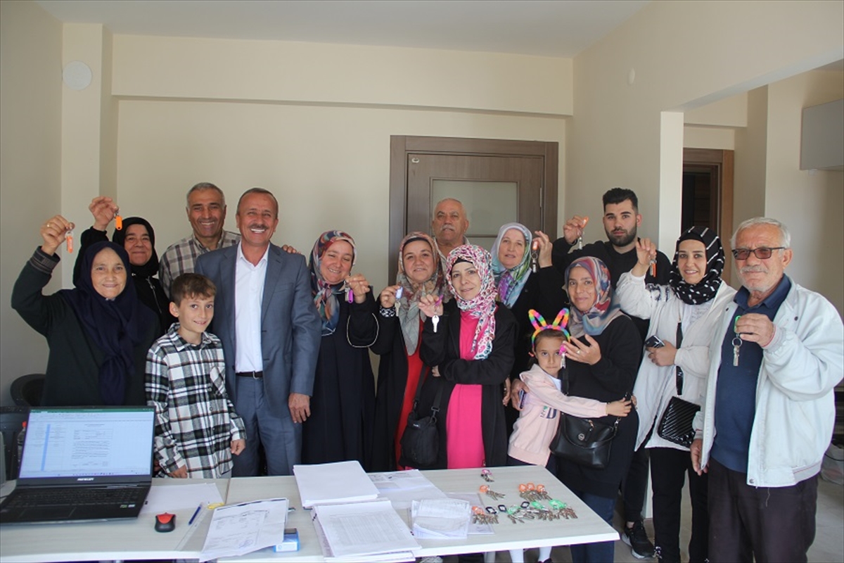 Yalıhüyük'deki TOKİ konutlarında anahtarlar teslim heyecanı