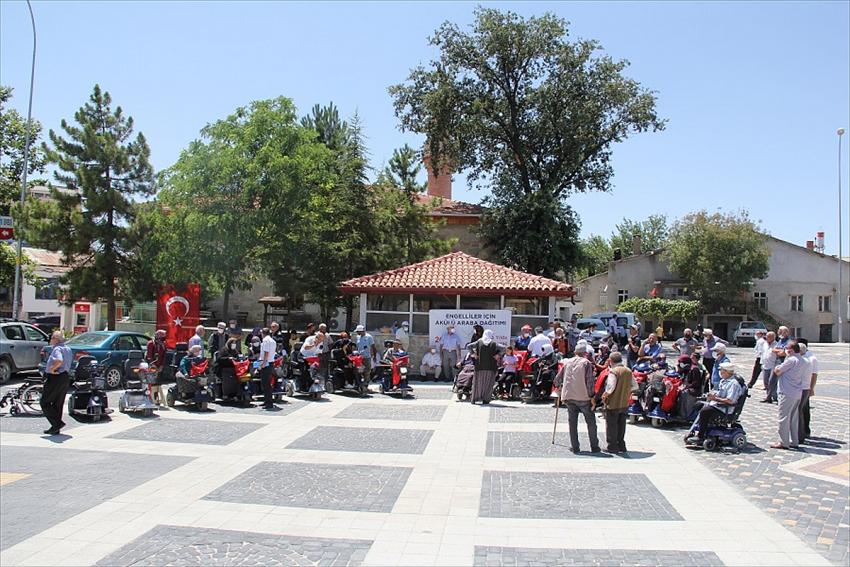Yalıhüyük’te engellilere akülü araç hediye edildi