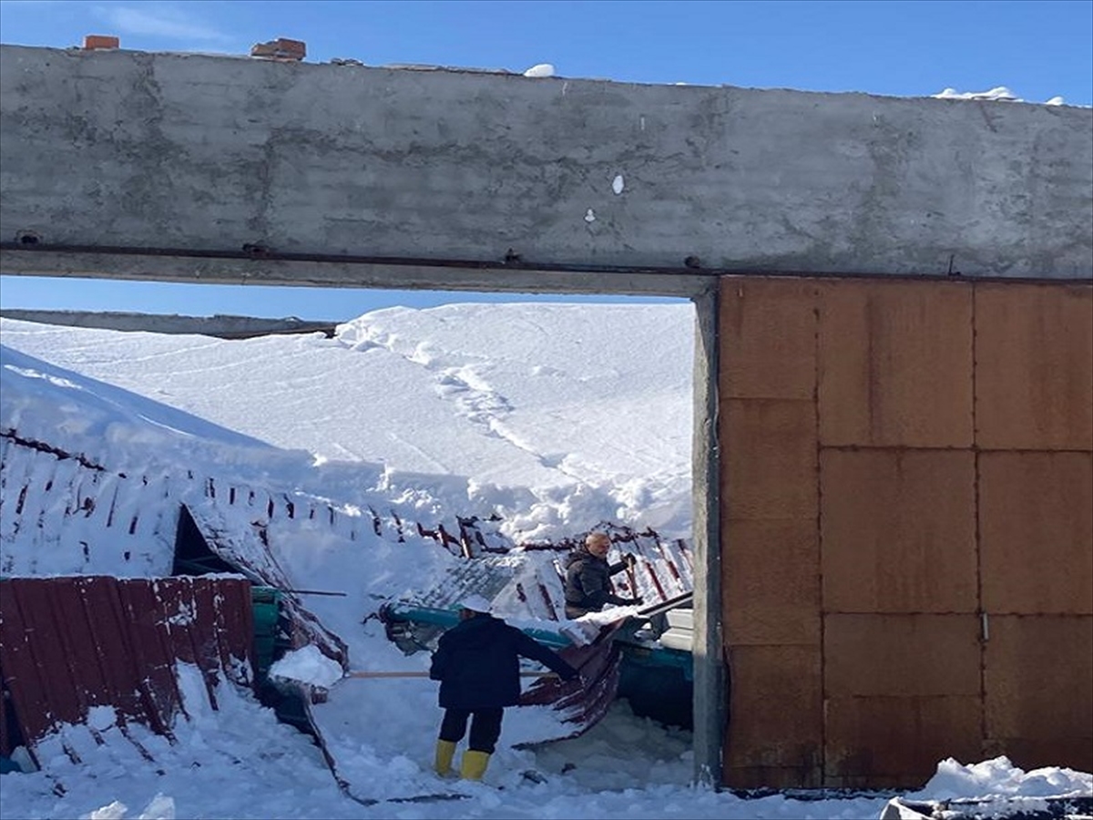 Yalıhüyük'te kar nedeniyle hububat deposunun çatısı çöktü