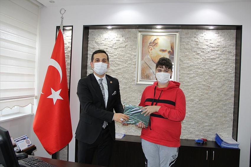 Yalıhüyük'te öğrencilere laptop ve tablet hediye edildi