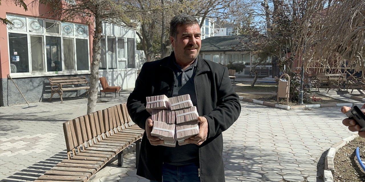 Yanlışlıkla  Hesabına  gelen 1Milyon 152 bin lirayı sahibine  iade  etti