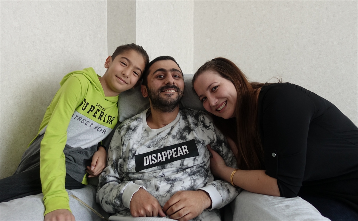 Yatağa bağımlı gazi eşini, sevgisiyle hayata bağlıyor