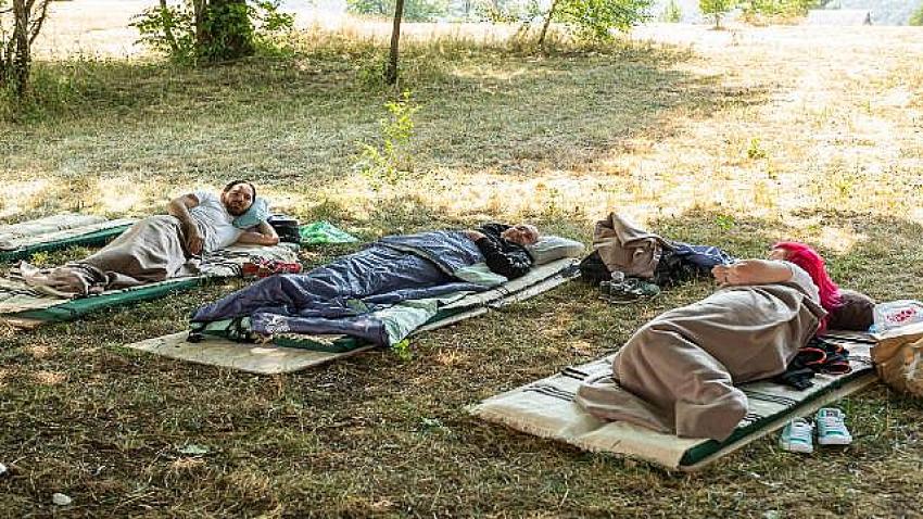 Yatma  yarışan  girdiler Karadağ'da en tembel kişi 117 saat yattı