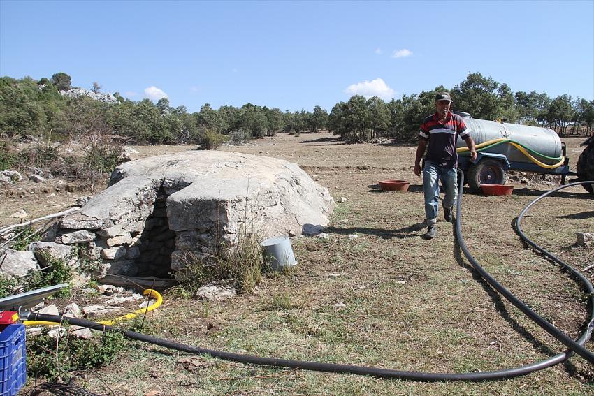 Yaylalarda Çeşmeler Kurudu besiciler  hayvanlar için sarnıçlardan su çekiyor