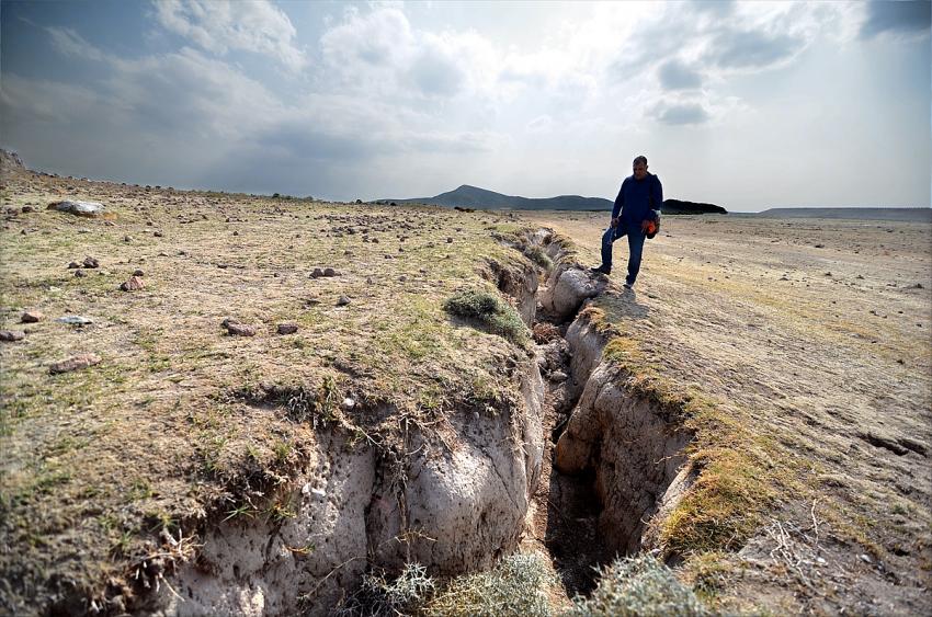  Yer altı sularındaki çekilme Konya Ovası'nda kilometrelerce uzunlukta yüzey yarıklarına neden oluyor