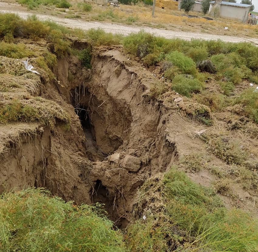 Yer altı sularındaki çekilme nedeniyle Konya'da dev yüzey yarığı oluştu