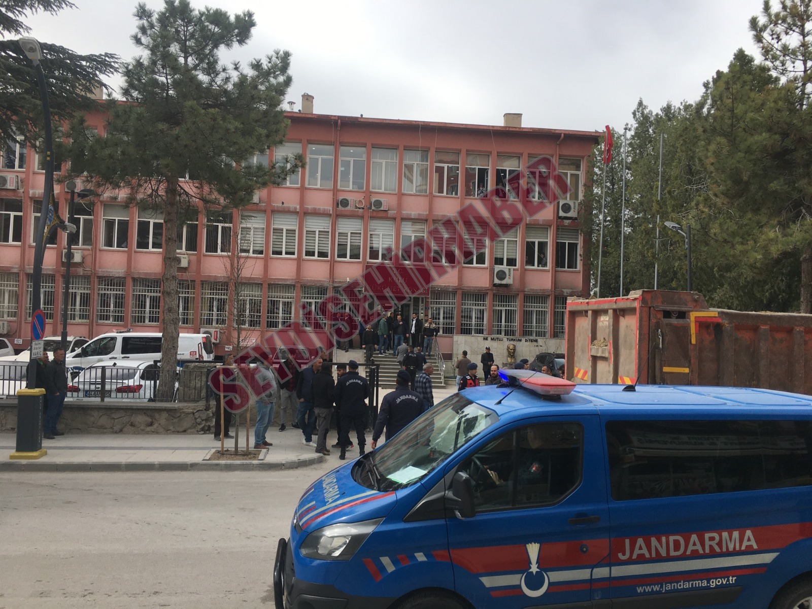 Yer Konya! Yazılan cezalara kızdı, kaymakamlık önünde kamyonunu yakmak istedi