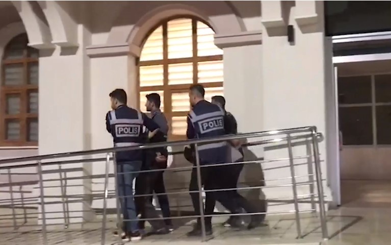 YHT OTOPARKINDAN KAMYONET ÇALAN ŞÜPHELİLER SANAYİDE ARACI PARÇALATAMADAN YAKALANDI