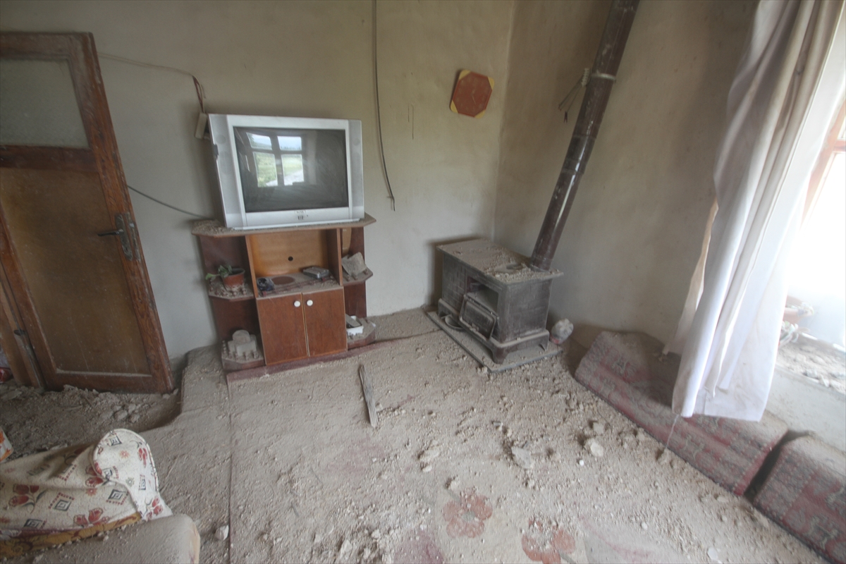 Yıldırım isabet eden ev kullanılamaz hale geldi