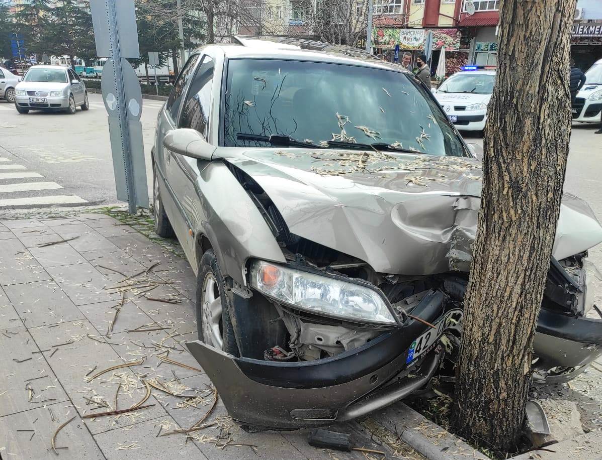 Yine   Belediye   Kavşağı  yine  trafik  kazası