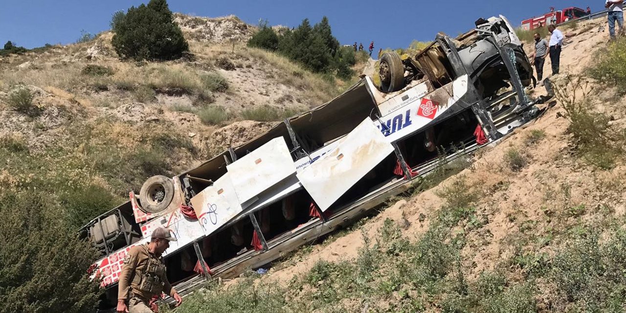 Yolcu otobüsü viyadükten düştü! Çok sayıda ölü ve yaralı var