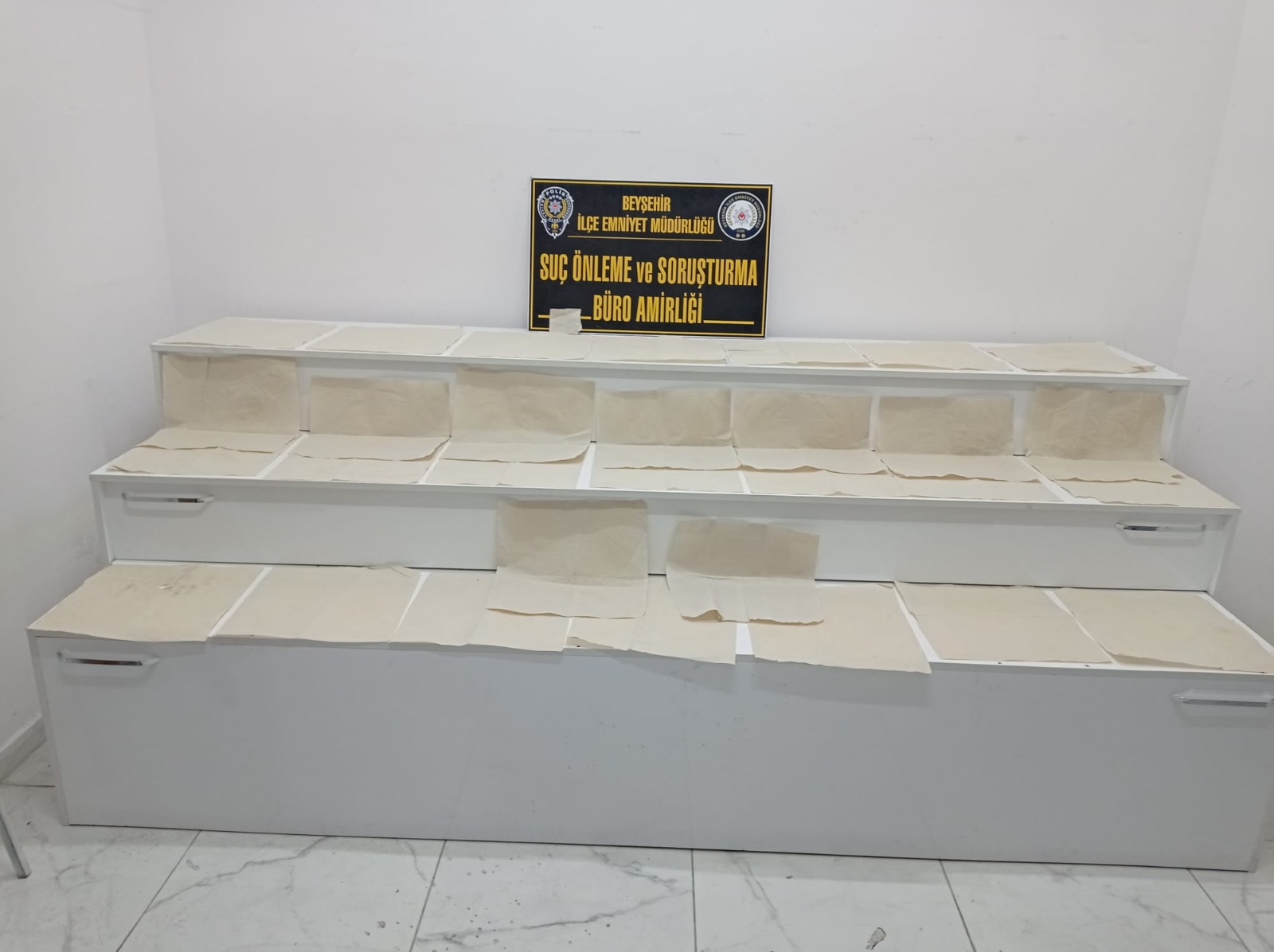 YOLCUNUN ÇANTASINDAN MİLYONLARCA LİRALIK UYUŞTURUCU ÇIKTI