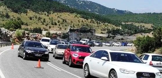 Yollarda bayram tatili dönüşü hareketliliği yaşanıyor